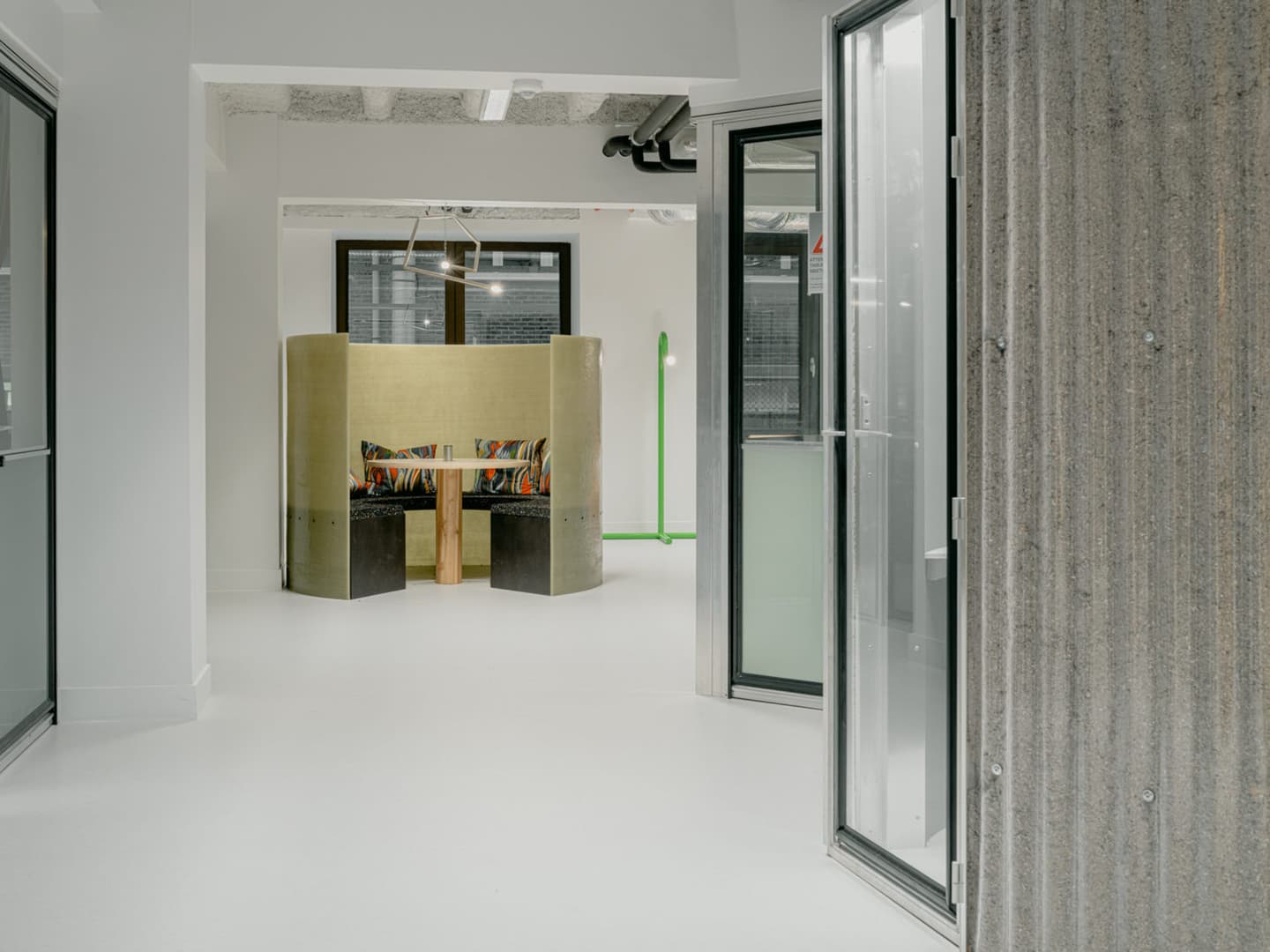 Коллаборация двенадцати дизайнеров в интерьере бельгийского офиса – проект галереи MANIERA