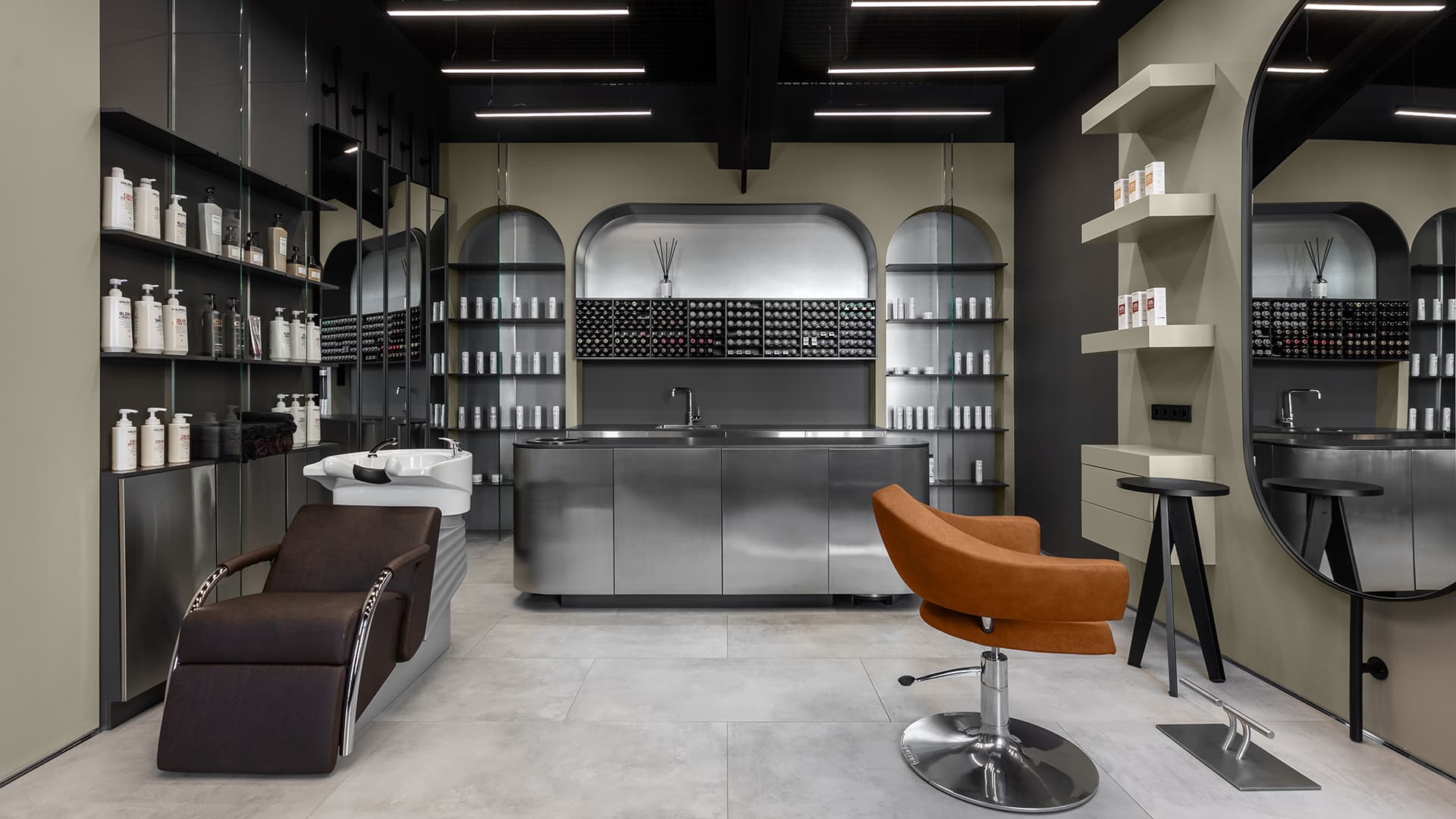 Интерьер парикмахерской с открытыми конструктивными элементами – проект архитектурной студии Quadrum