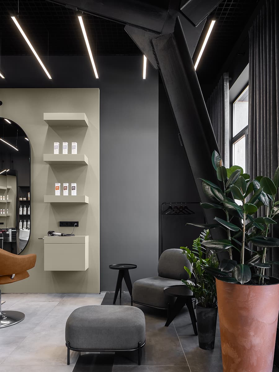 Интерьер парикмахерской с открытыми конструктивными элементами – проект архитектурной студии Quadrum