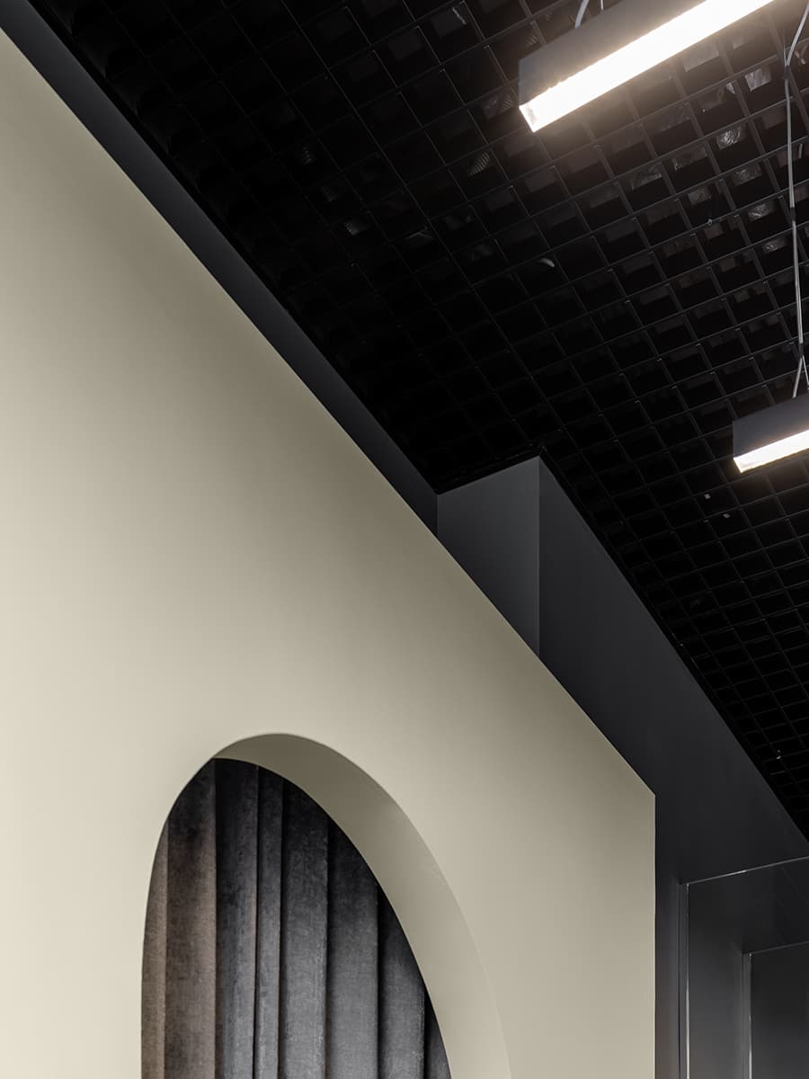 Интерьер парикмахерской с открытыми конструктивными элементами – проект архитектурной студии Quadrum