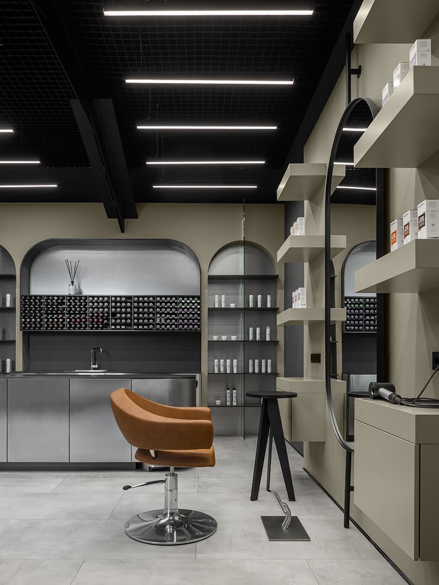 Интерьер парикмахерской с открытыми конструктивными элементами – проект архитектурной студии Quadrum