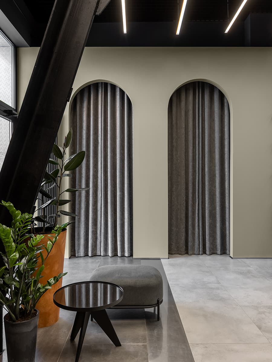 Интерьер парикмахерской с открытыми конструктивными элементами – проект архитектурной студии Quadrum