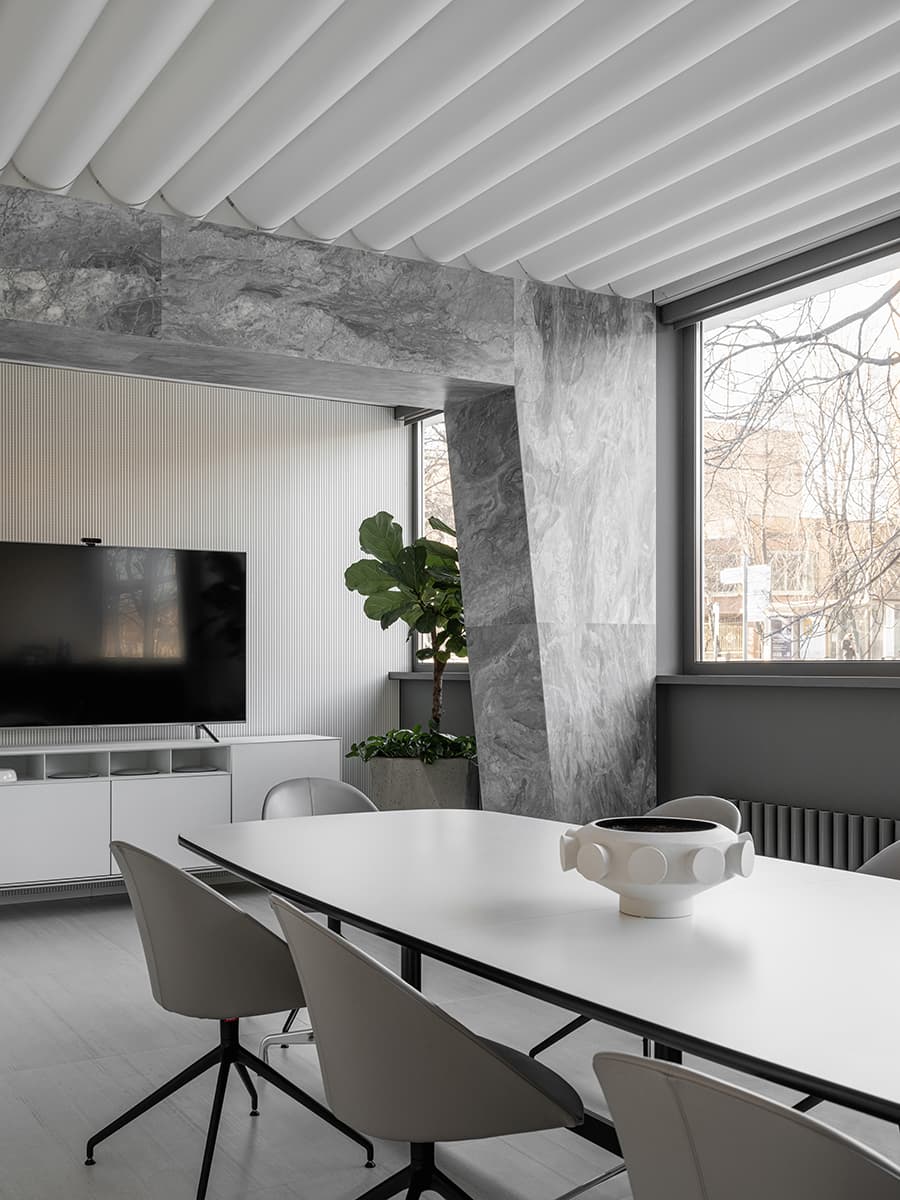 Интерьер многофункционального офиса с необычным потолком – проект Сергея Колчина и Дарьи Васильковой