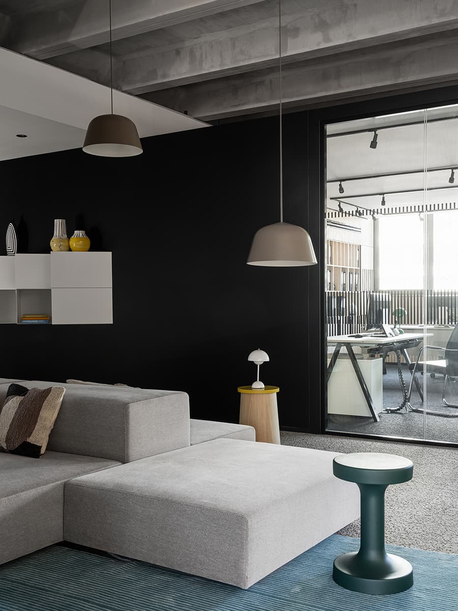 Интерьер многофункционального офиса с необычным потолком – проект Сергея Колчина и Дарьи Васильковой