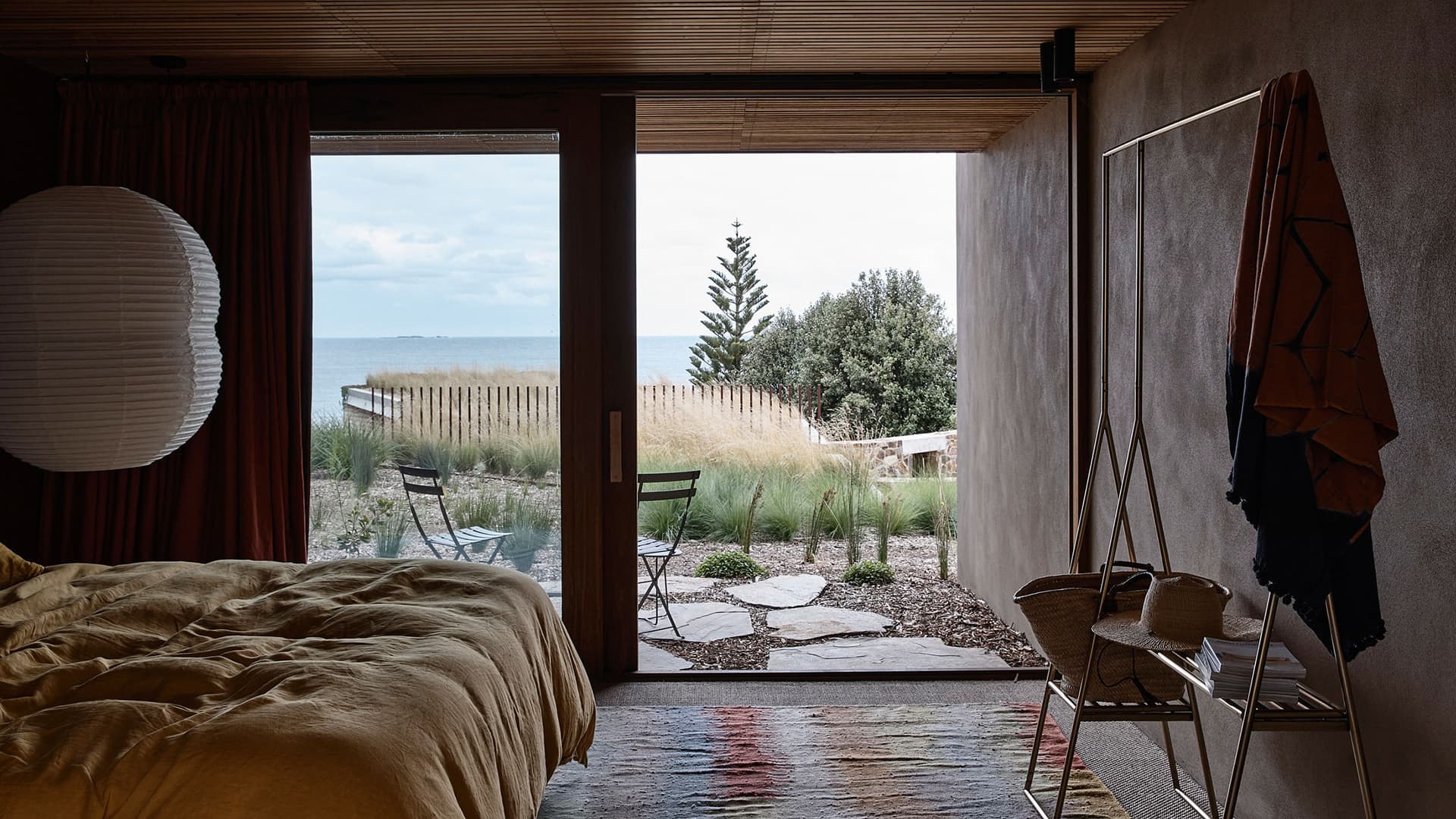 Природный интерьер дома на австралийском побережье – проект Kennedy Nolan
