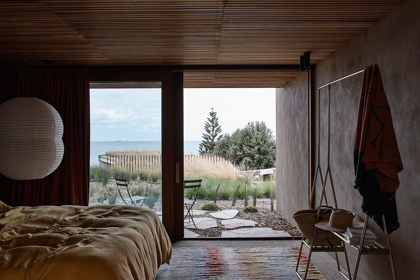 Природный интерьер дома на австралийском побережье – проект Kennedy Nolan