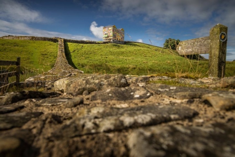 Художница Мораг Майерскоу переосмыслила древний форт в северной Англии