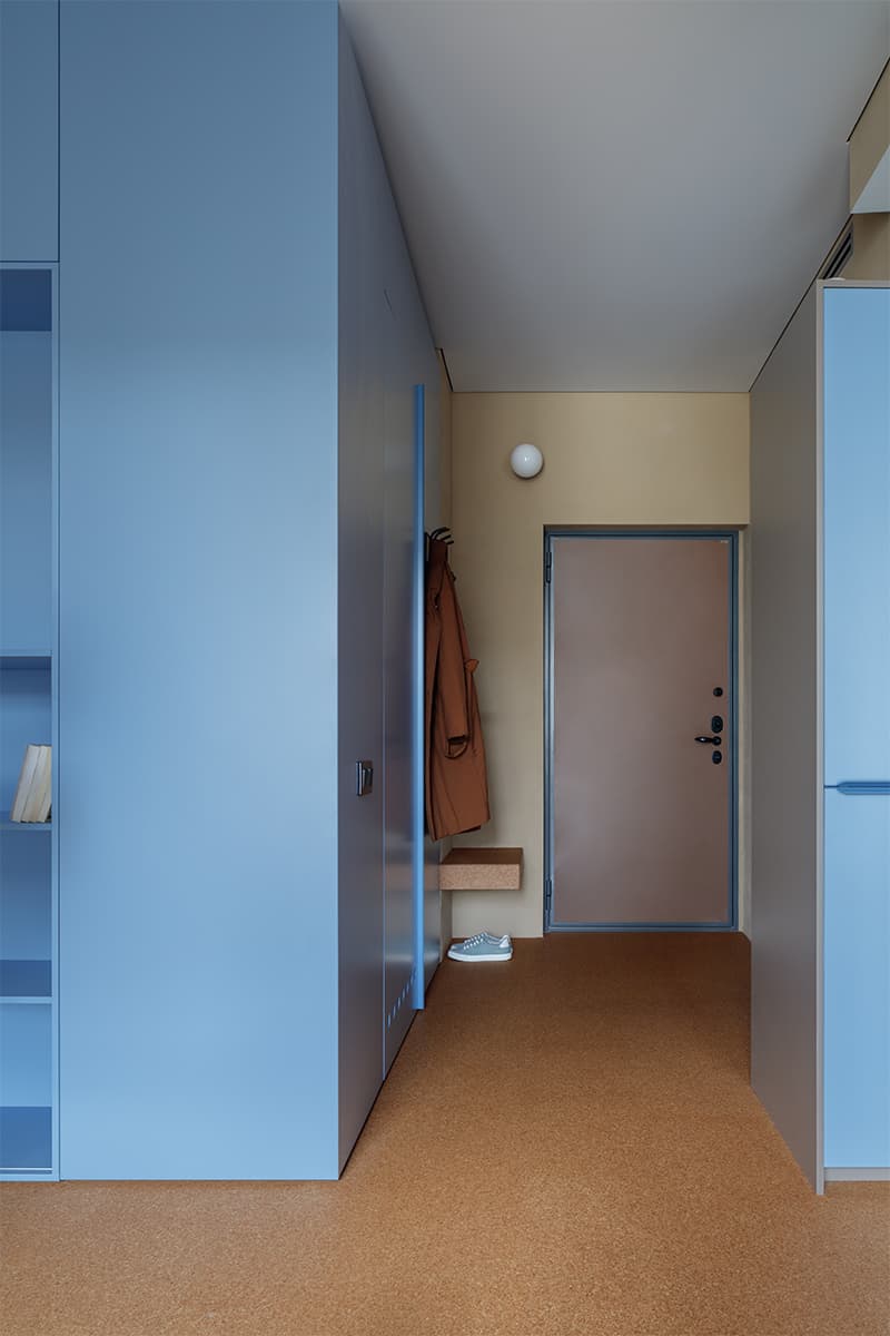 Интерьер небольшой квартиры с кухней-нишей – проект студии DVEKATI