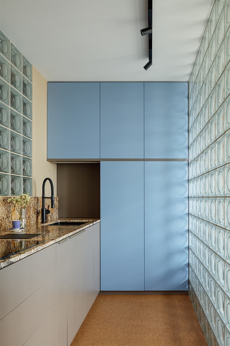 Интерьер небольшой квартиры с кухней-нишей – проект студии DVEKATI