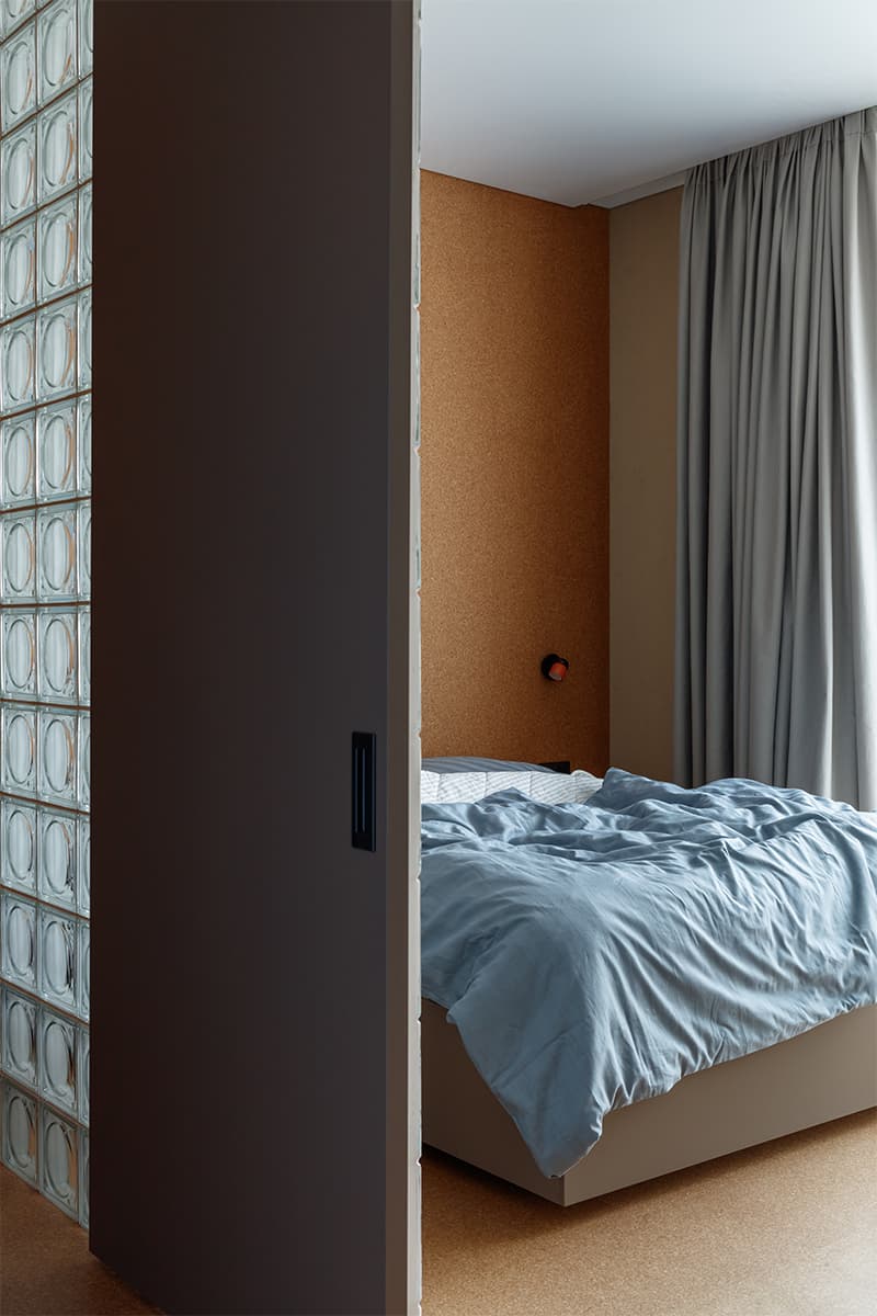 Интерьер небольшой квартиры с кухней-нишей – проект студии DVEKATI