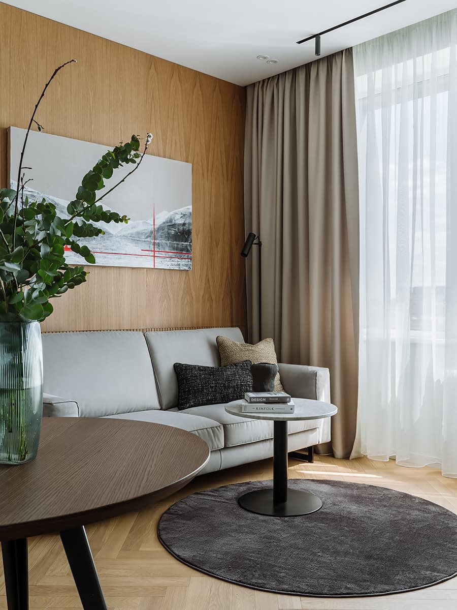 Оригинальные дубовые панели в интерьере квартиры для сдачи в аренду – проект Ксении Коноваловой