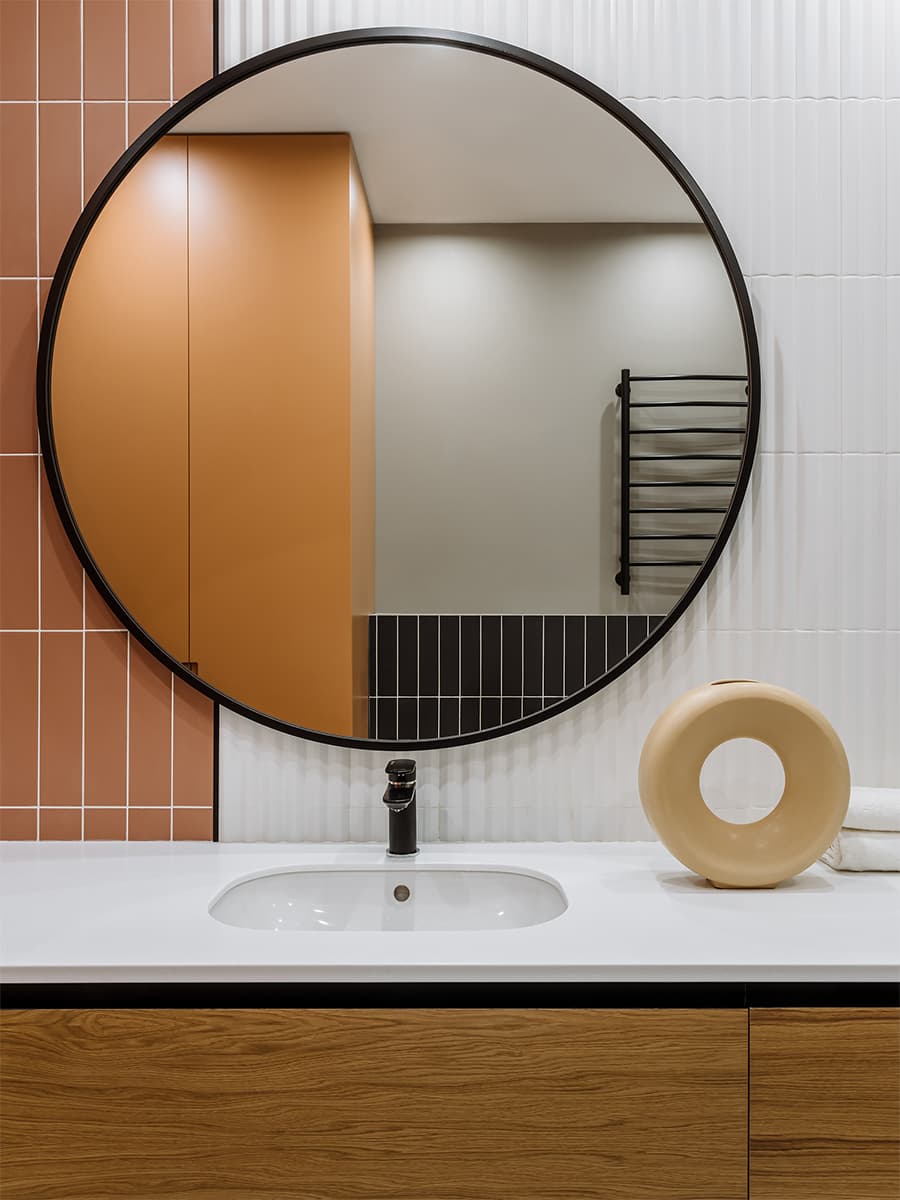 Оригинальные дубовые панели в интерьере квартиры для сдачи в аренду – проект Ксении Коноваловой