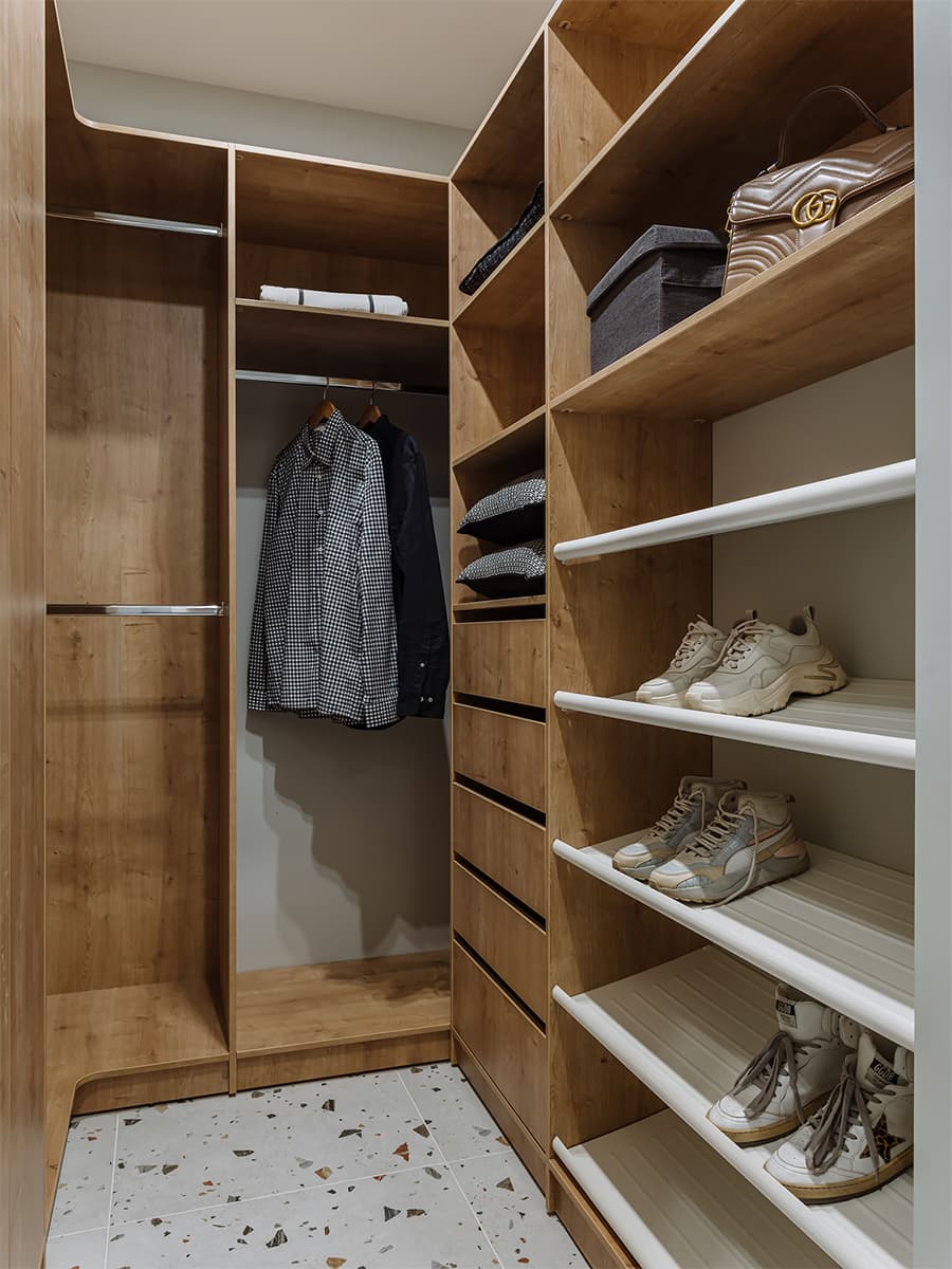 Оригинальные дубовые панели в интерьере квартиры для сдачи в аренду – проект Ксении Коноваловой