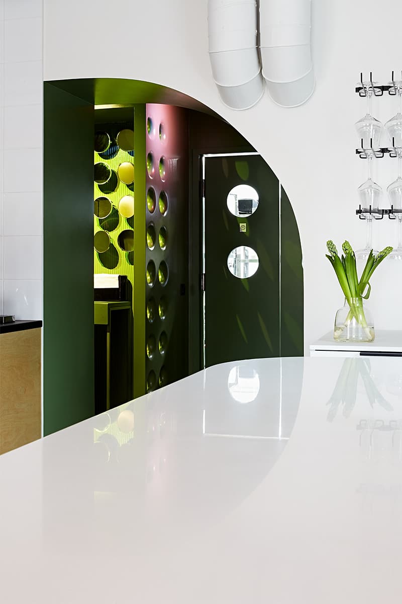 Задорный минимализм в интерьере модной кофейни – проект Lebedeva Project