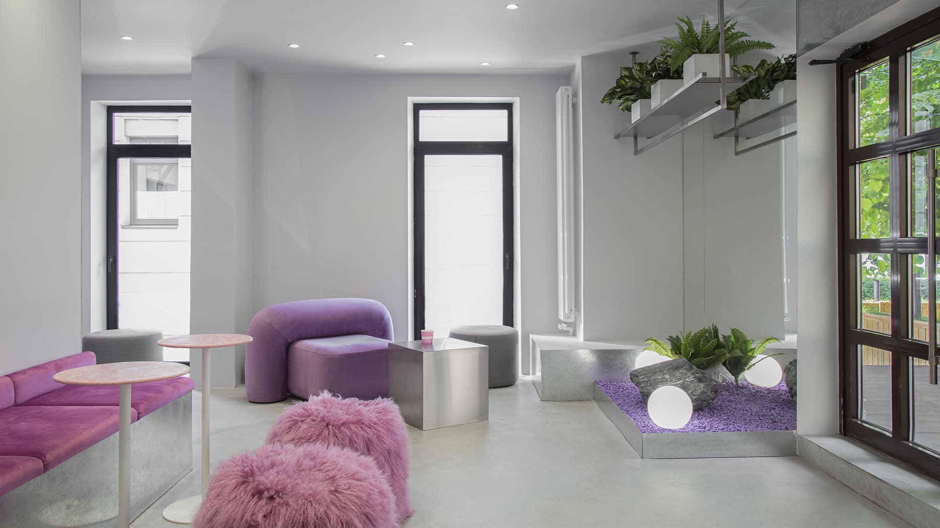 Фиолетовый мех, сталь и живые растения в эпатажном интерьере шоурума – проект KIDZ Design