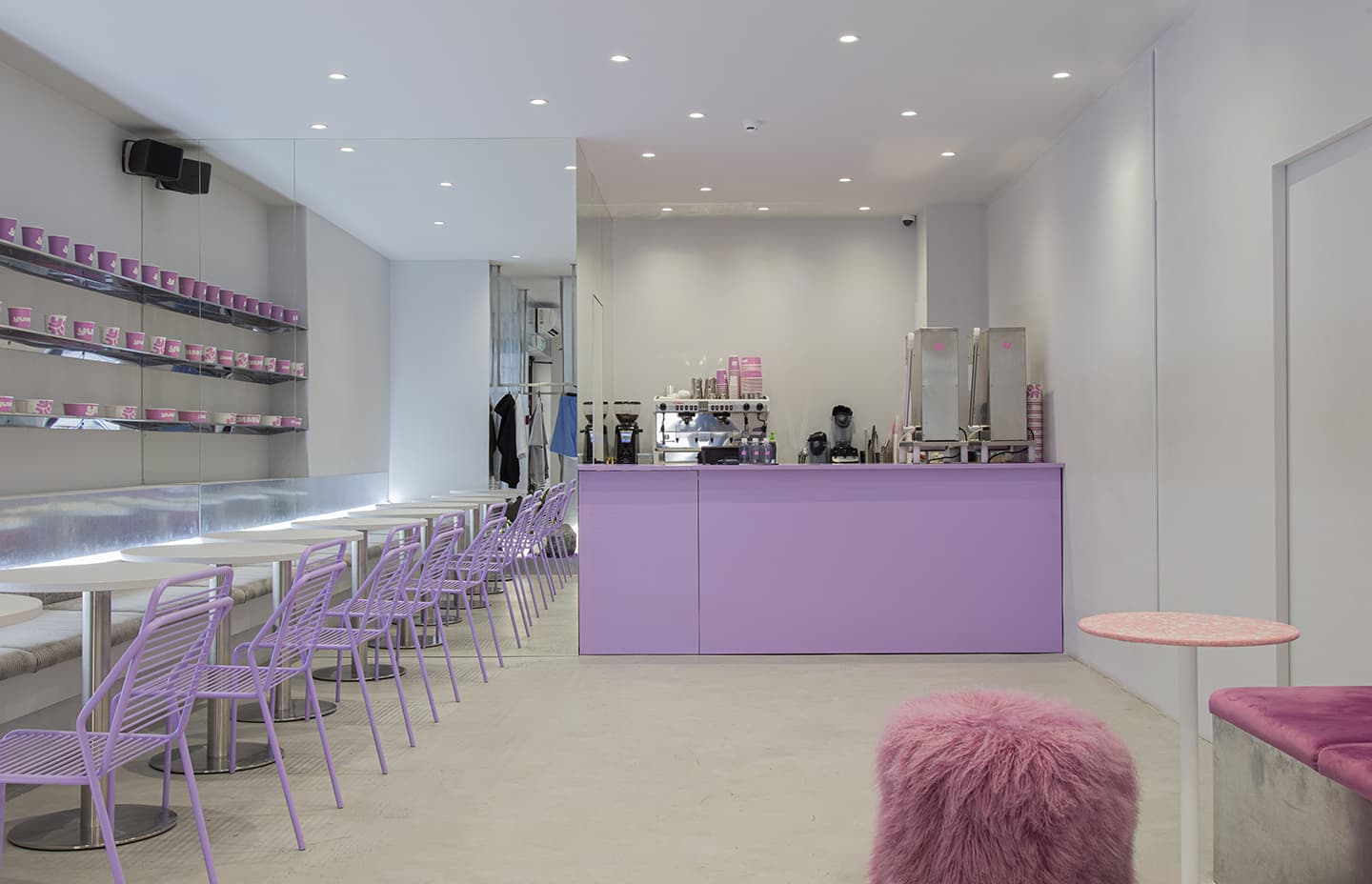 Фиолетовый мех, сталь и живые растения в эпатажном интерьере шоурума – проект KIDZ Design