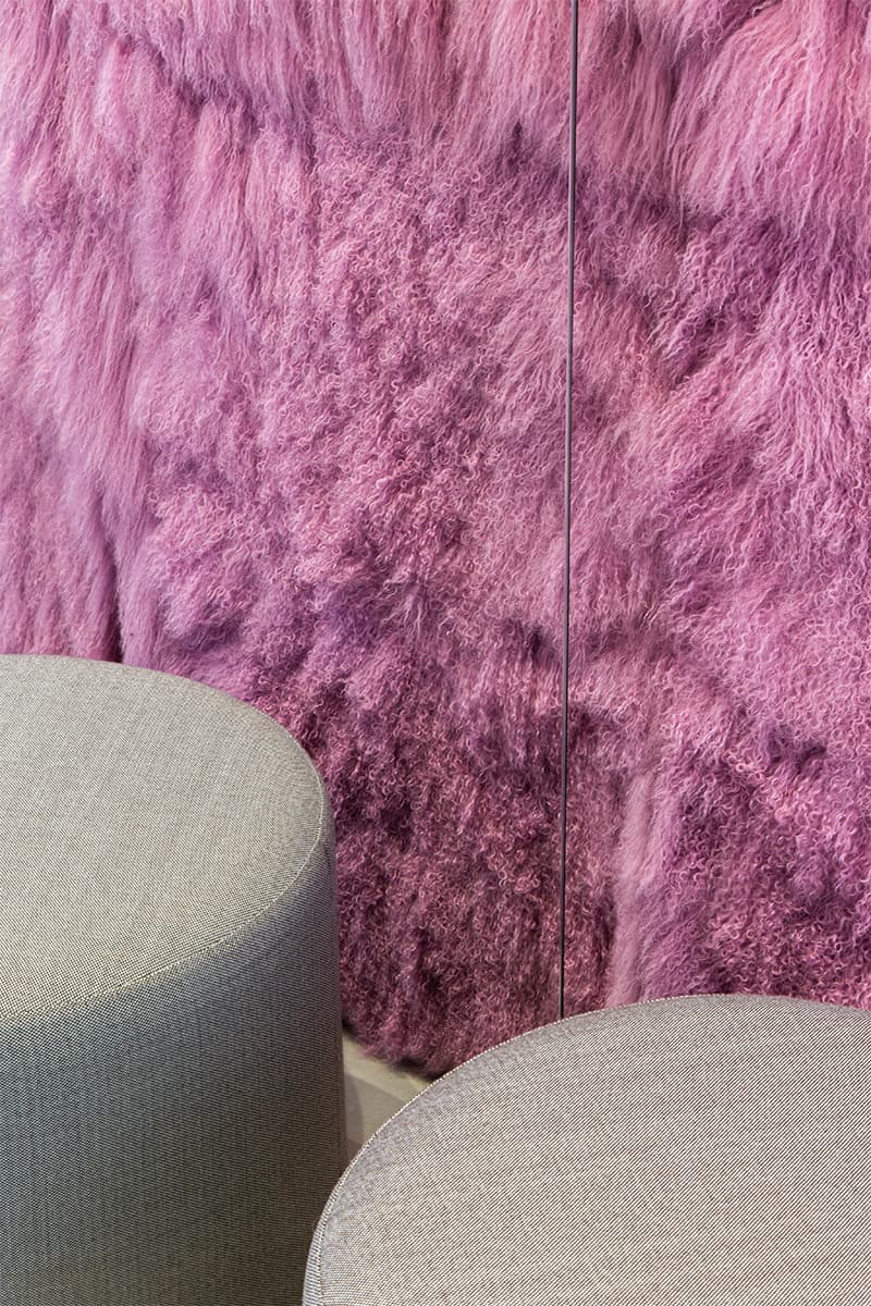 Фиолетовый мех, сталь и живые растения в эпатажном интерьере шоурума – проект KIDZ Design