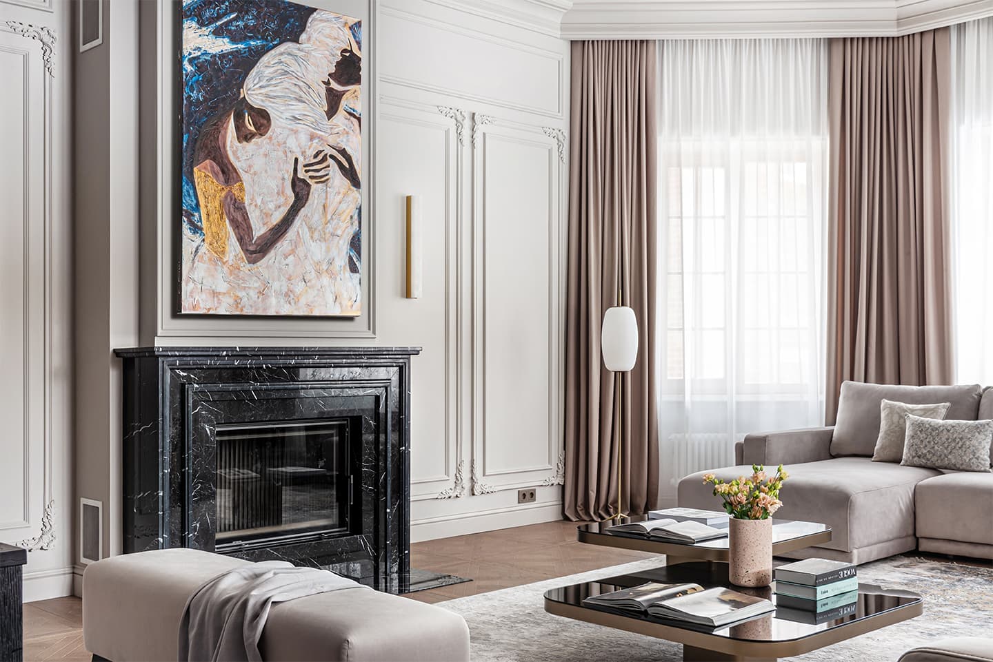 Драматичный интерьер с большой кухней и акцентным камином – проект Янины Филипповой