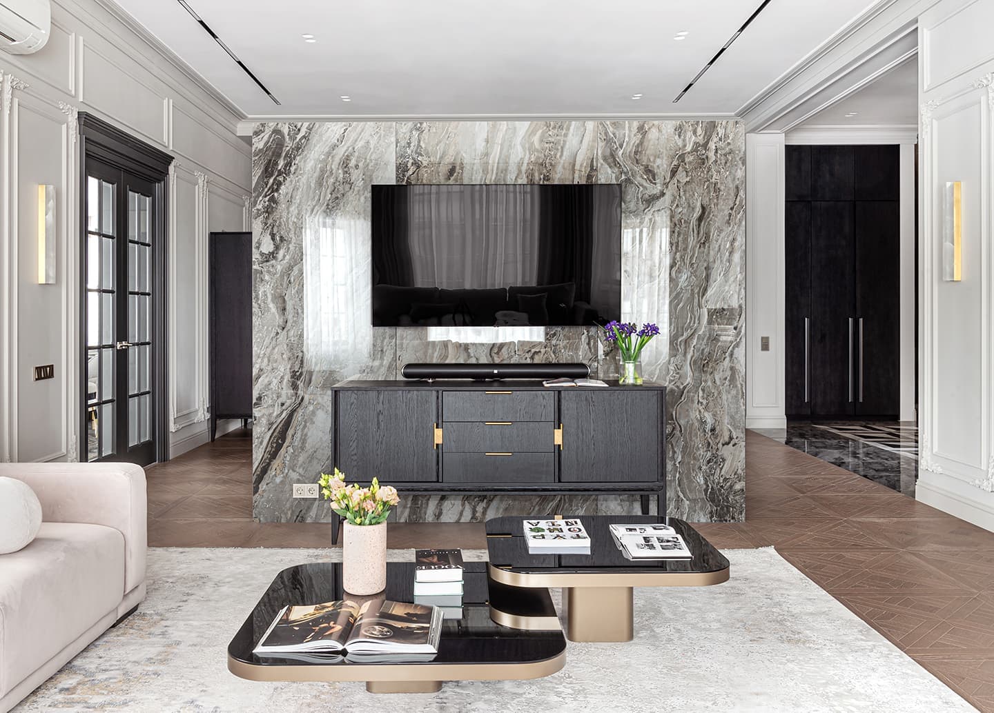 Драматичный интерьер с большой кухней и акцентным камином – проект Янины Филипповой