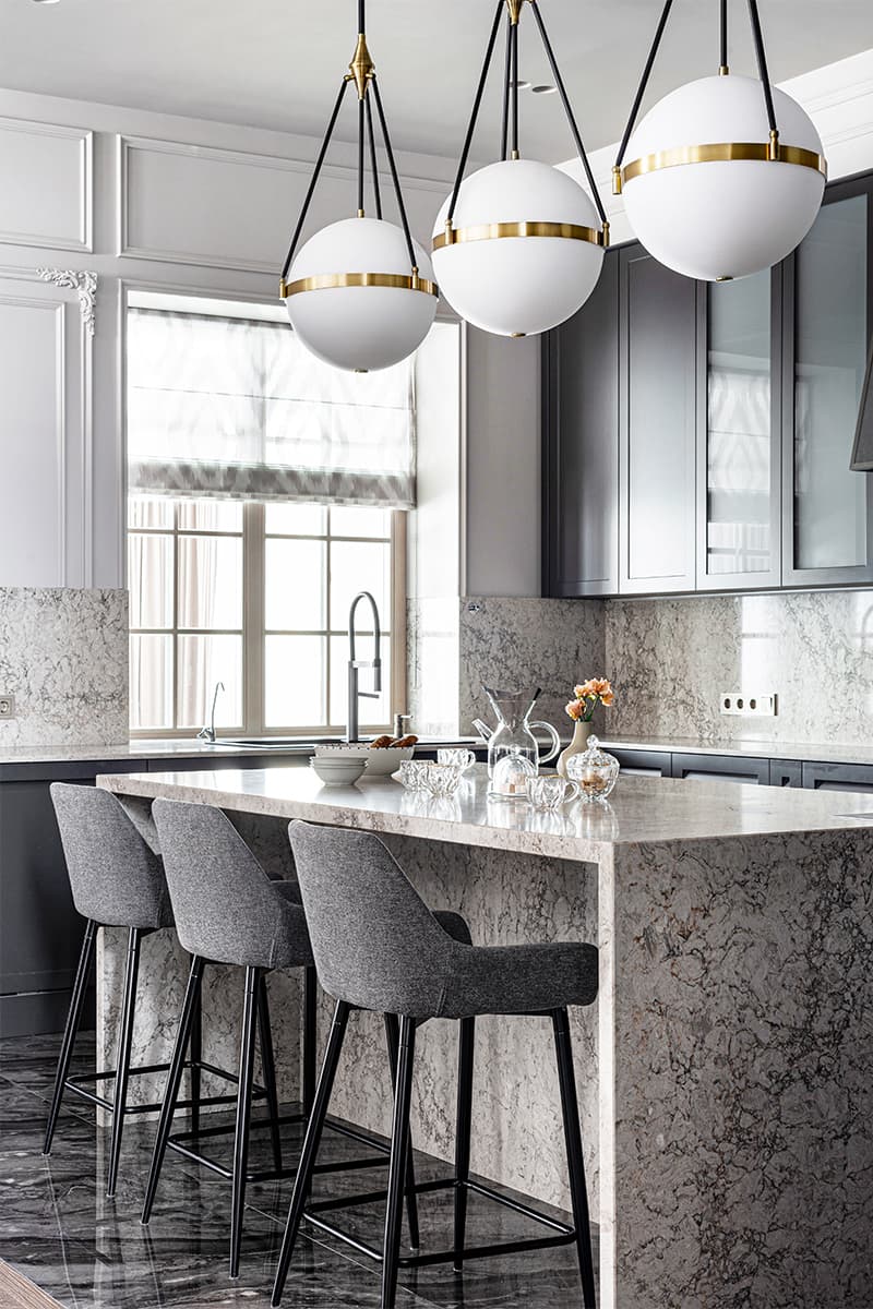 Драматичный интерьер с большой кухней и акцентным камином – проект Янины Филипповой