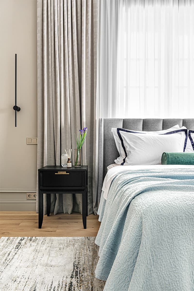 Драматичный интерьер с большой кухней и акцентным камином – проект Янины Филипповой