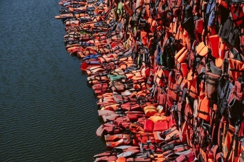 Ай Вэйвэй создал инсталляцию из 2000 спасательных жилетов