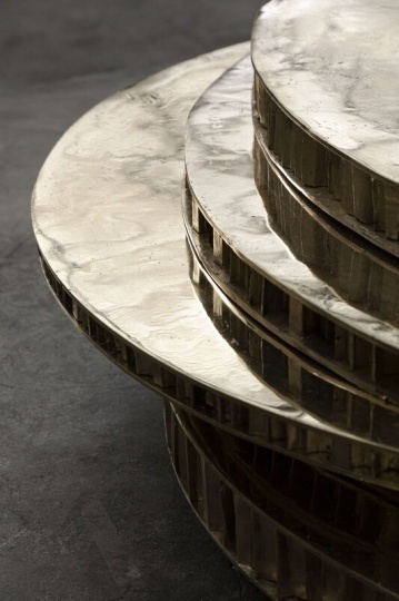 Гектор Эсраве создал бронзовые столики для галереи Sotheby’s