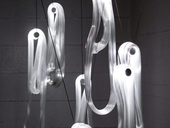Дизайнеры студии Bocci сделали светильники в виде стеклянной петли