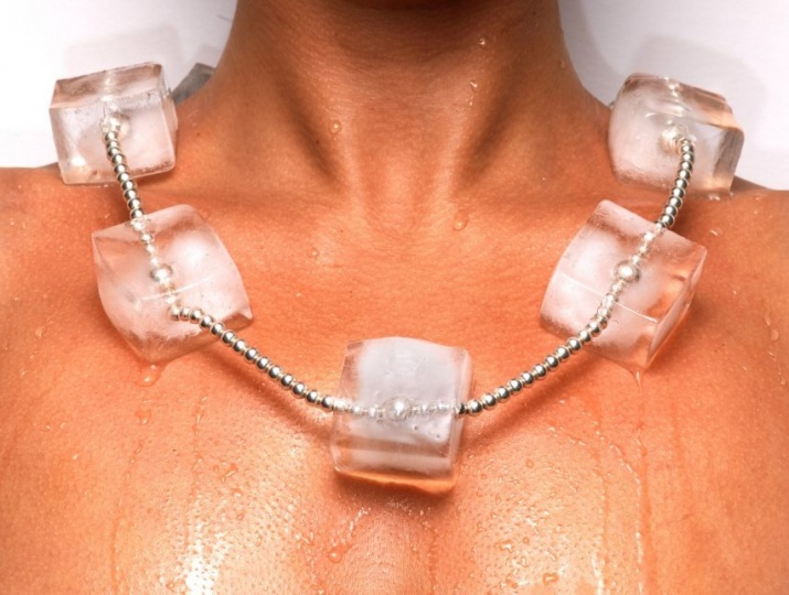 Дизайнеры придумали ожерелье из кубиков льда