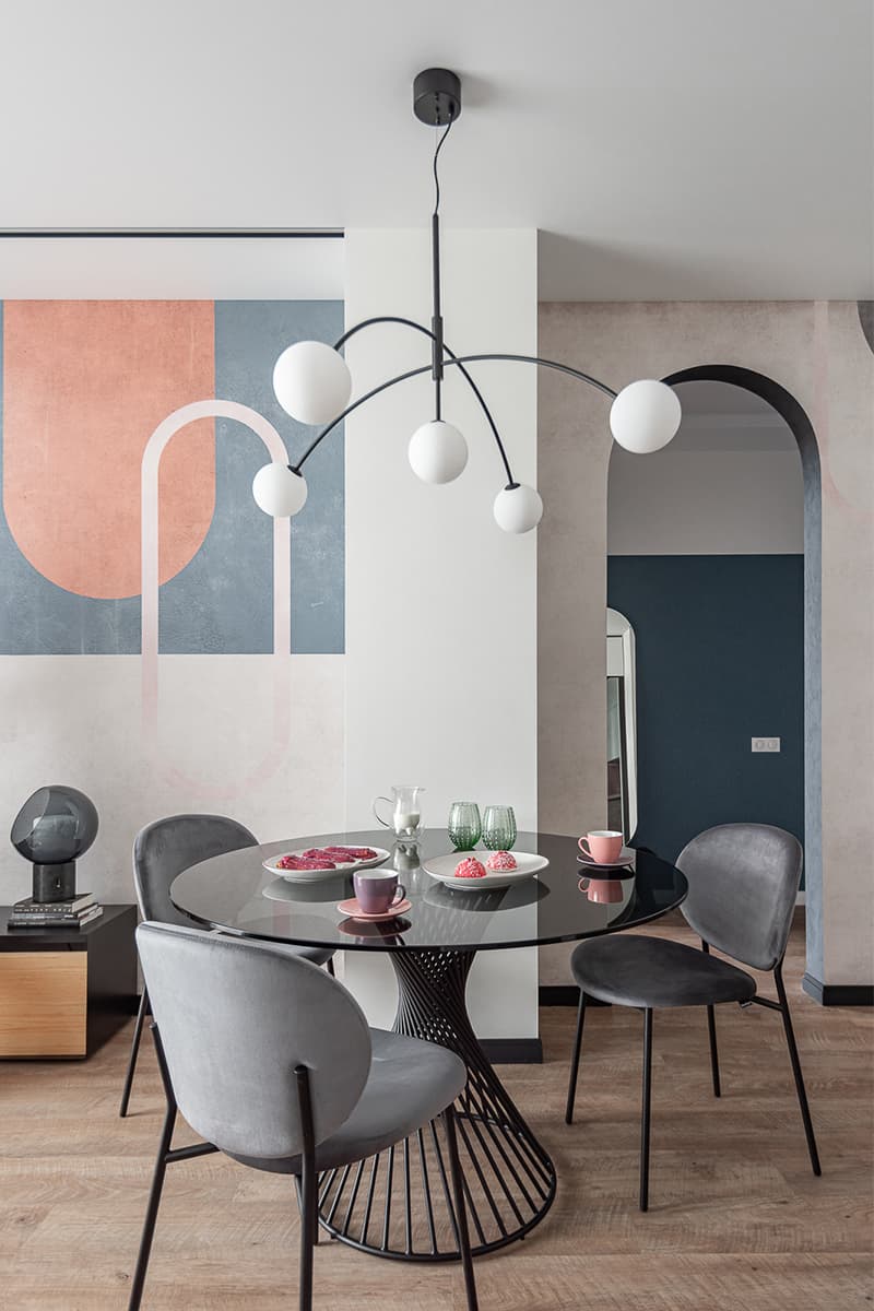 Обилие арок, декора и сочных тонов в интерьере челябинской квартиры – проект архитектурного бюро BAUERHAUS