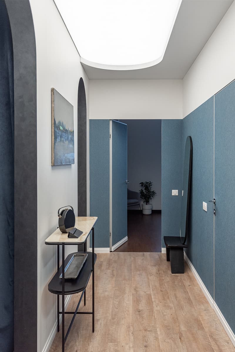 Обилие арок, декора и сочных тонов в интерьере челябинской квартиры – проект архитектурного бюро BAUERHAUS