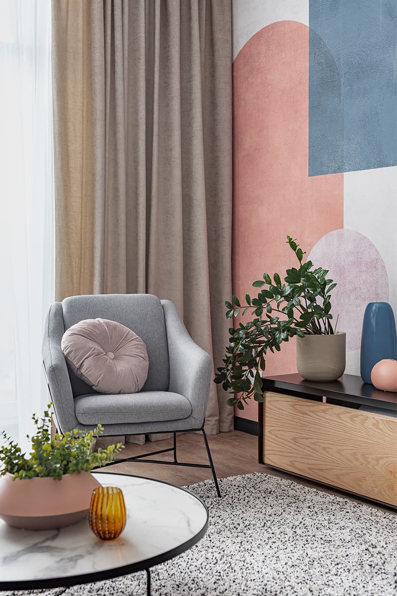 Обилие арок, декора и сочных тонов в интерьере челябинской квартиры – проект архитектурного бюро BAUERHAUS