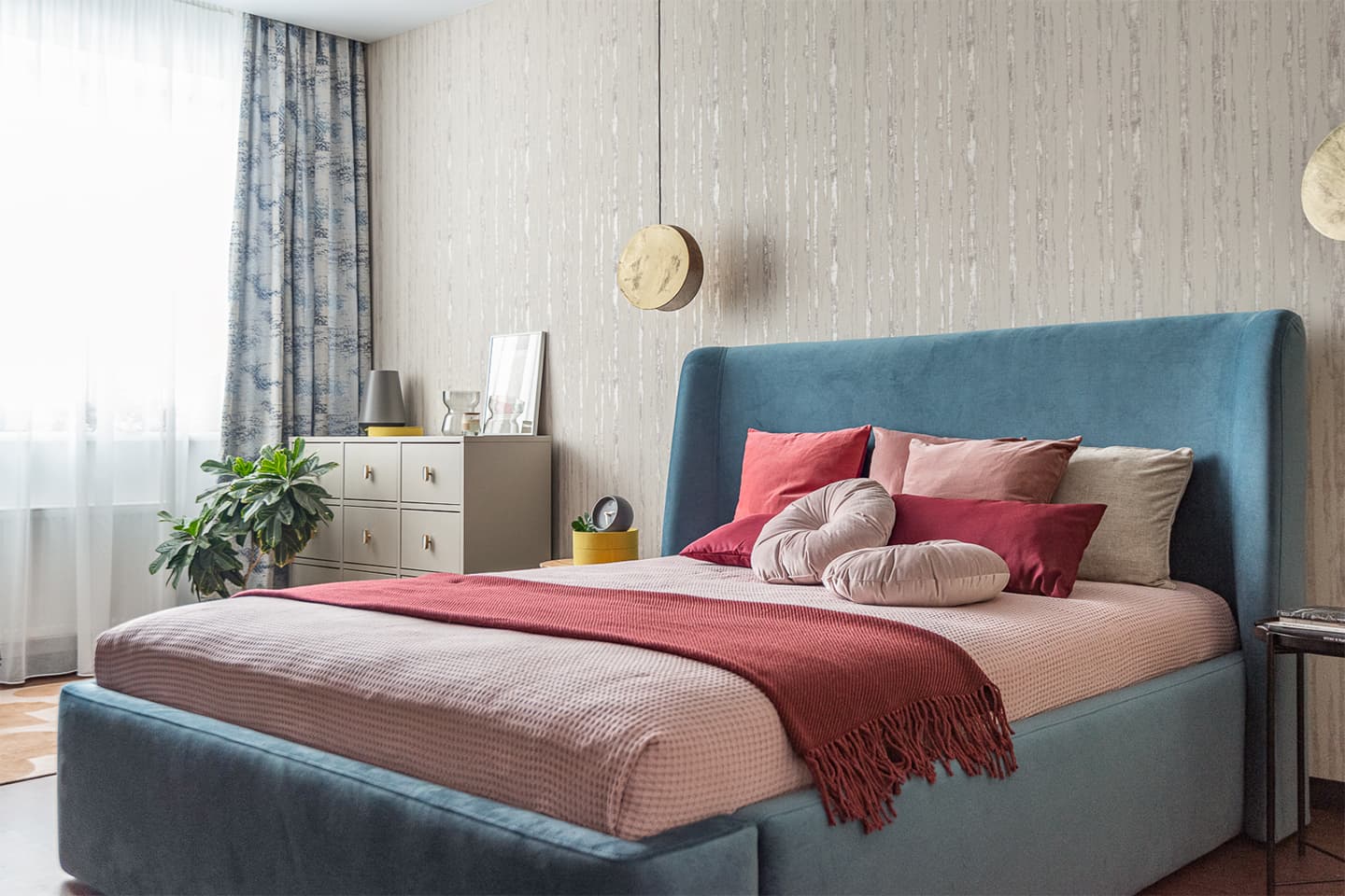 Обилие арок, декора и сочных тонов в интерьере челябинской квартиры – проект архитектурного бюро BAUERHAUS