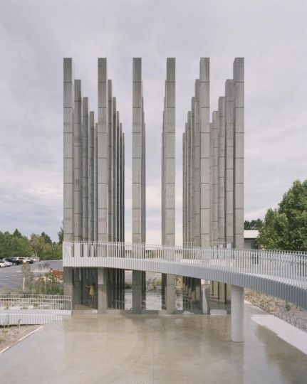 Студия Pezo von Ellrichshausen создала скульптурный павильон из бетонных колонн