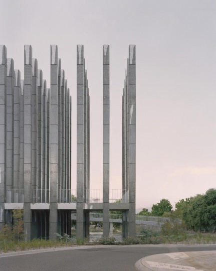 Студия Pezo von Ellrichshausen создала скульптурный павильон из бетонных колонн