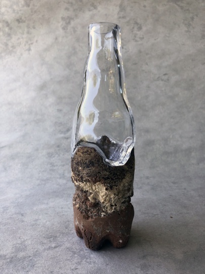 Художник Юсуке Ю. Оффхауз смело интерпретирует форму пластиковых бутылок