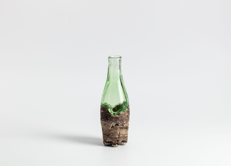 Художник Юсуке Ю. Оффхауз смело интерпретирует форму пластиковых бутылок