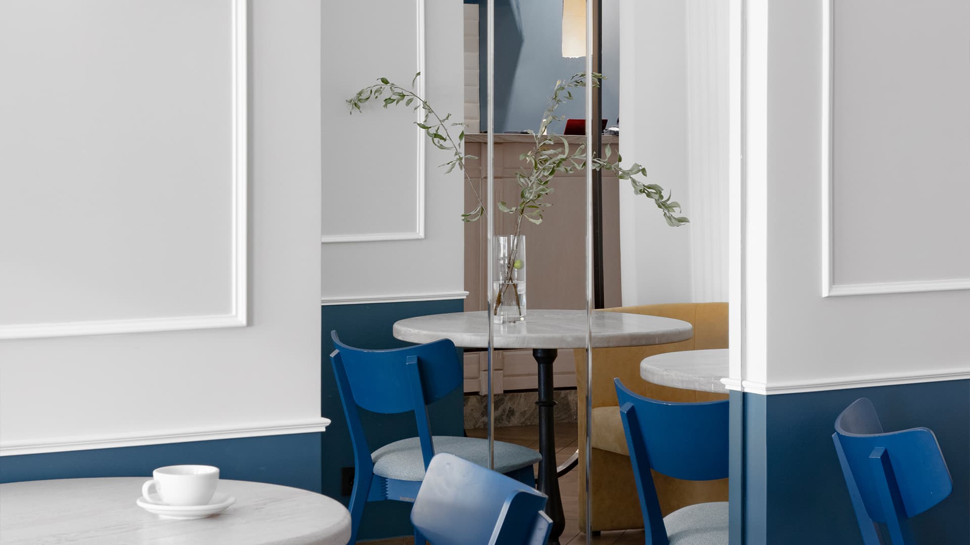 Молдинги, колонны и зеркала в оформлении минской кофейни – проект Наталии Эпштейн