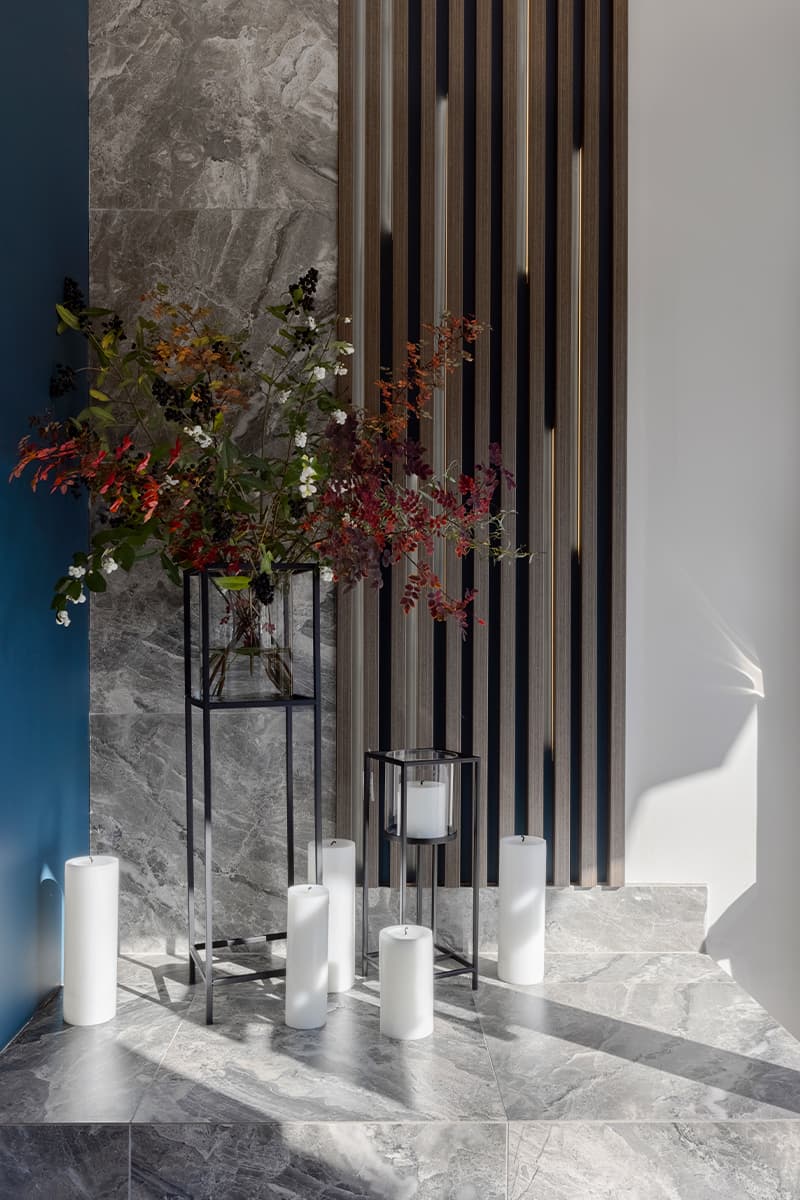 Молдинги, колонны и зеркала в оформлении минской кофейни – проект Наталии Эпштейн