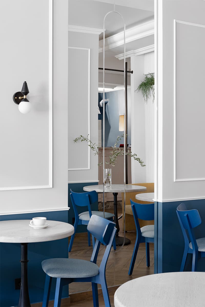 Молдинги, колонны и зеркала в оформлении минской кофейни – проект Наталии Эпштейн