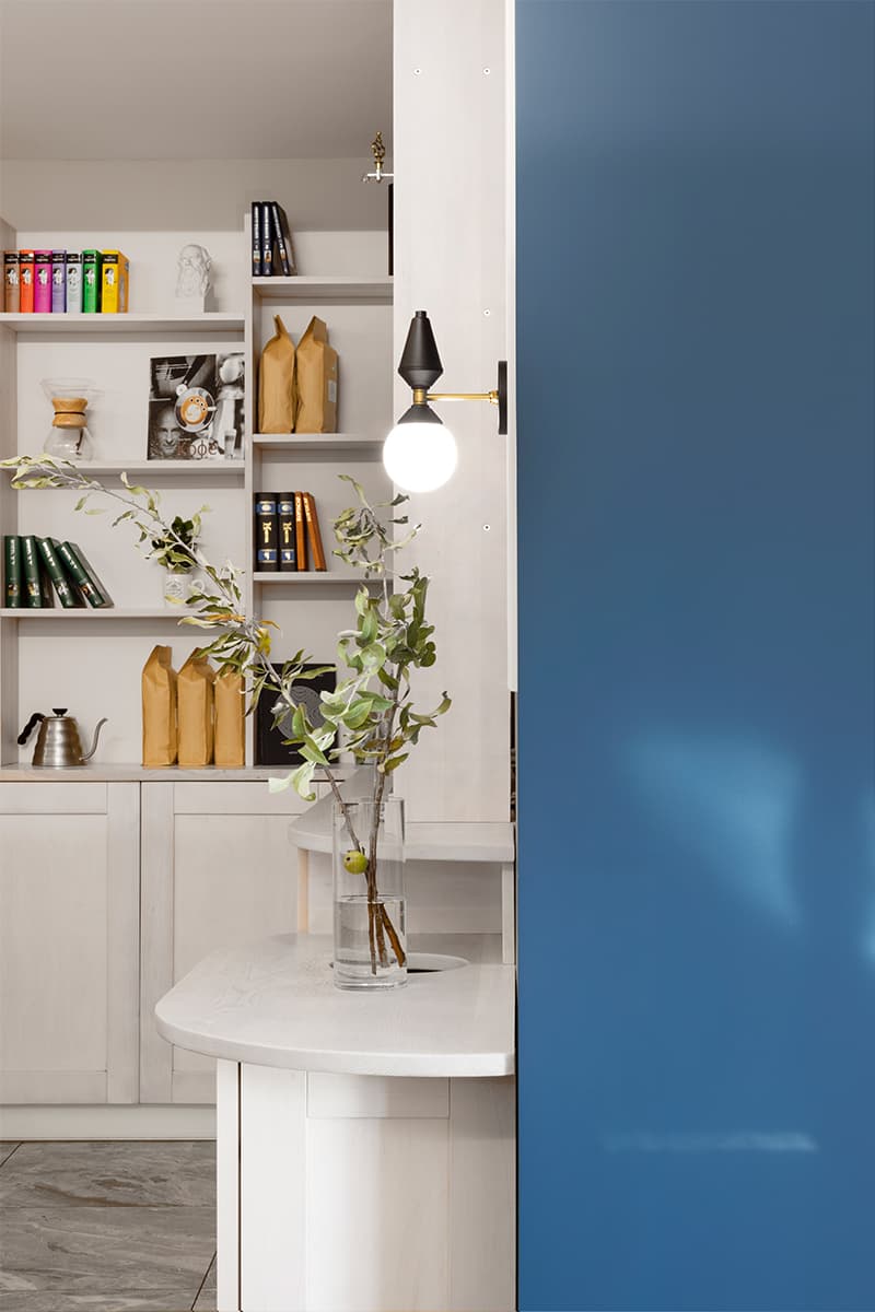 Молдинги, колонны и зеркала в оформлении минской кофейни – проект Наталии Эпштейн