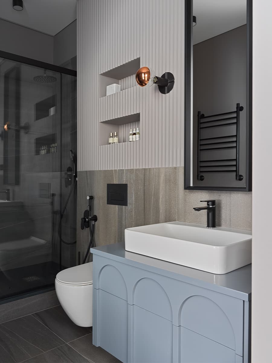 Строгий интерьер квартиры для молодой женщины-юриста – проект Алисы Басовой