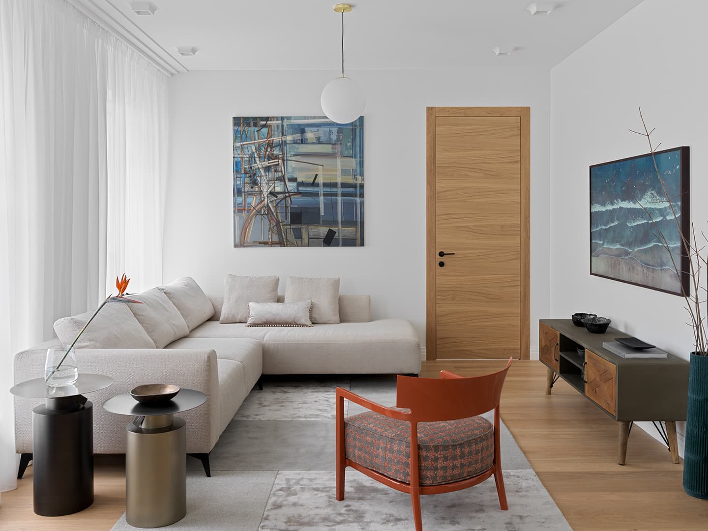 Строгий интерьер квартиры для молодой женщины-юриста – проект Алисы Басовой