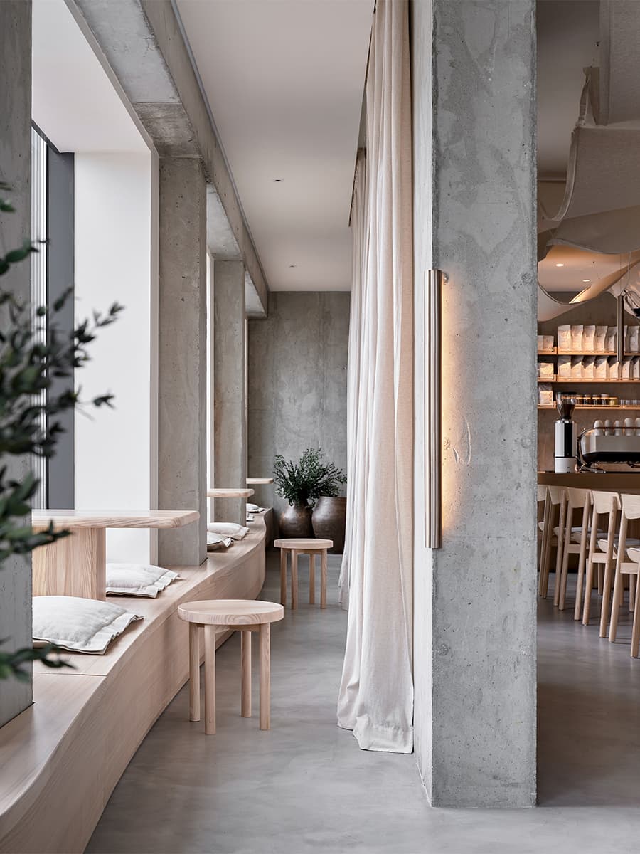 Уютный интерьер ресторана в индустриальных декорациях – проект DA Bureau