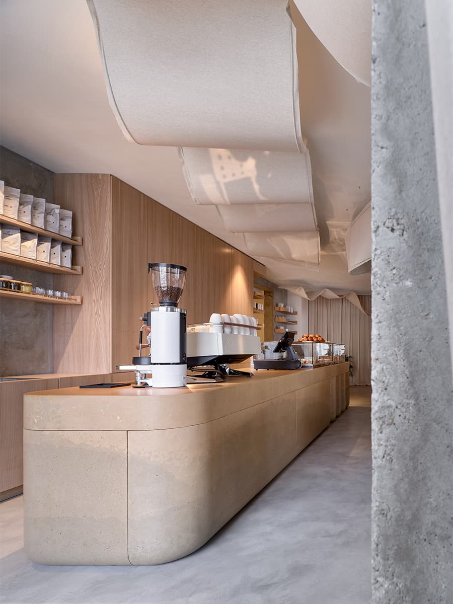 Уютный интерьер ресторана в индустриальных декорациях – проект DA Bureau