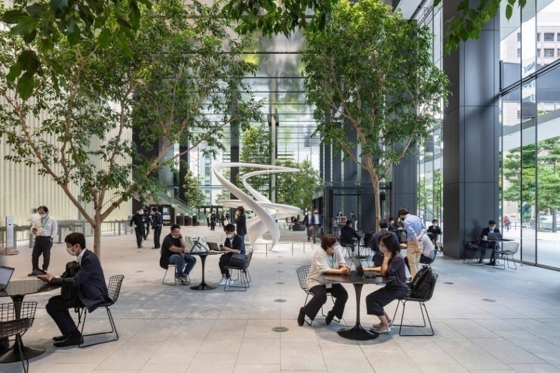 Бюро Ingenhoven Architects построило небоскребы с зелеными террасами в Токио