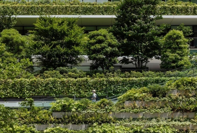 Бюро Ingenhoven Architects построило небоскребы с зелеными террасами в Токио