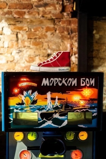 В Музее советских игровых автоматов открылся поп-ап корнер с кедами «Два мяча»