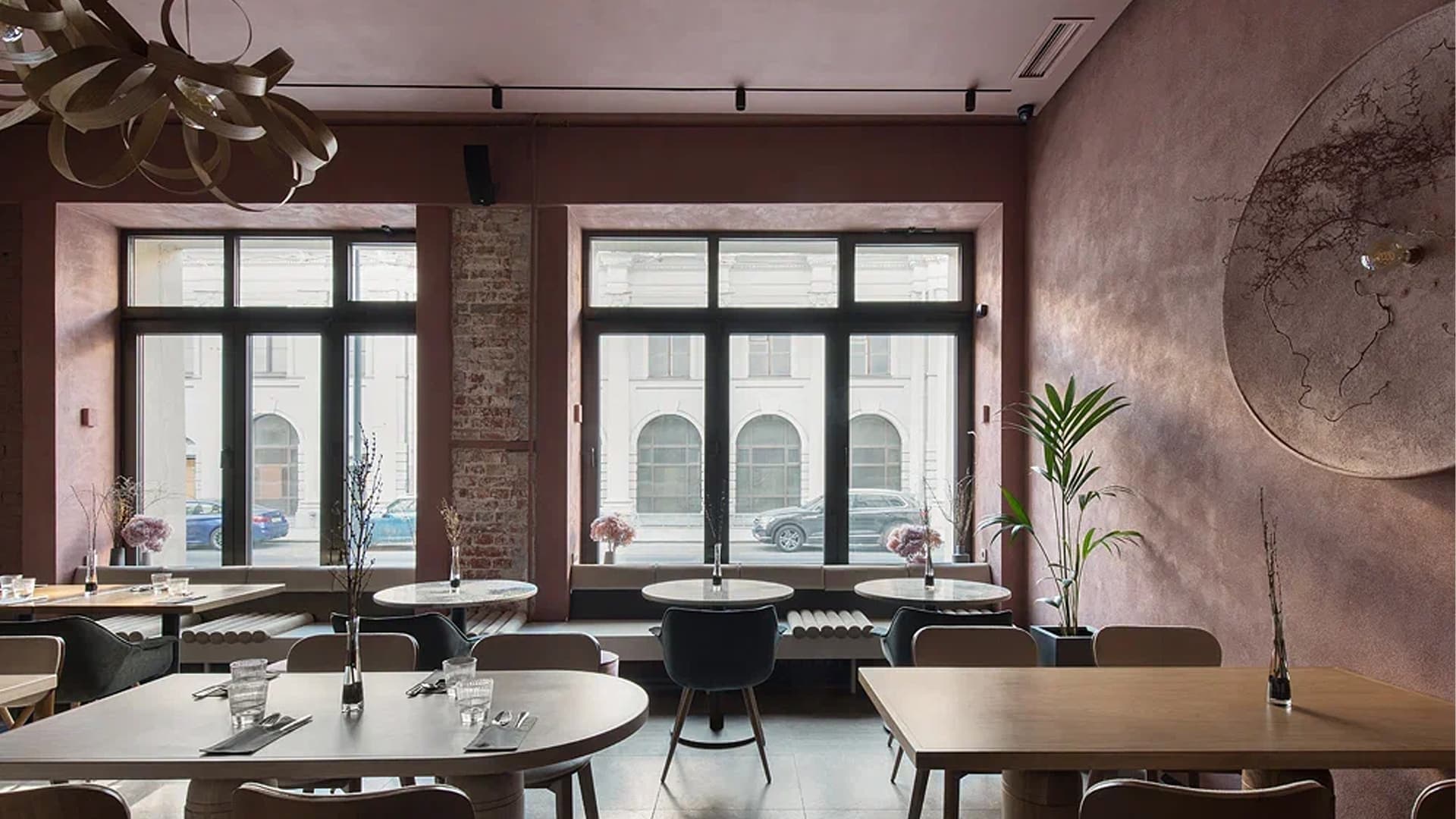 Романтичный интерьер кафе с фактурными кирпичными деталями – проект Соны Гамзян и Карины Авакян