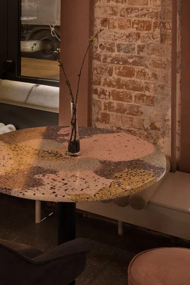 Романтичный интерьер кафе с фактурными кирпичными деталями – проект Соны Гамзян